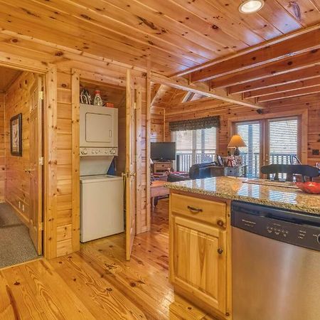 Solid Ground Lodge With Yard! Pigeon Forge Exteriör bild