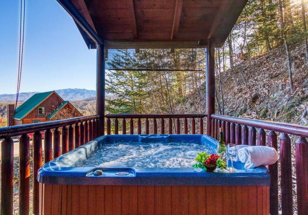 Solid Ground Lodge With Yard! Pigeon Forge Exteriör bild