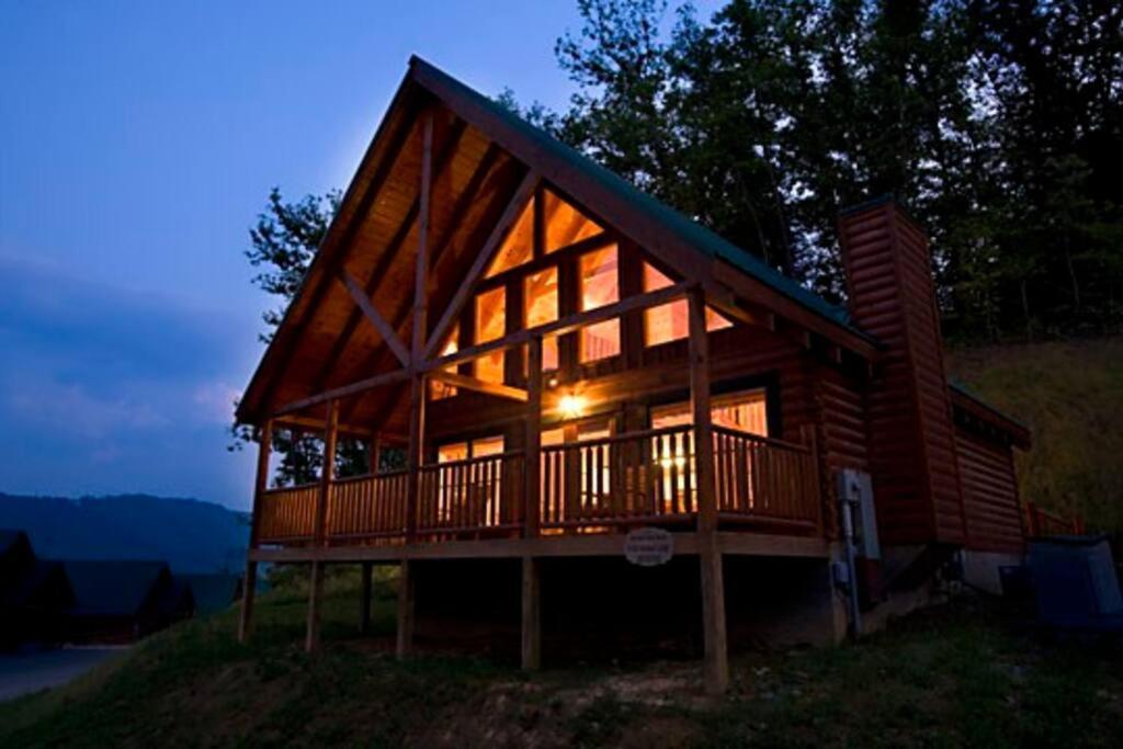 Solid Ground Lodge With Yard! Pigeon Forge Exteriör bild