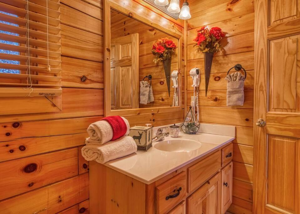 Solid Ground Lodge With Yard! Pigeon Forge Exteriör bild