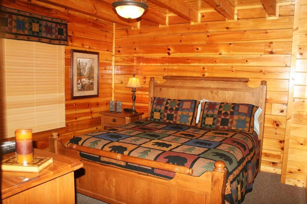 Solid Ground Lodge With Yard! Pigeon Forge Exteriör bild