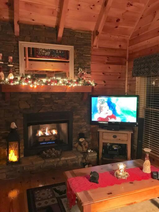 Solid Ground Lodge With Yard! Pigeon Forge Exteriör bild