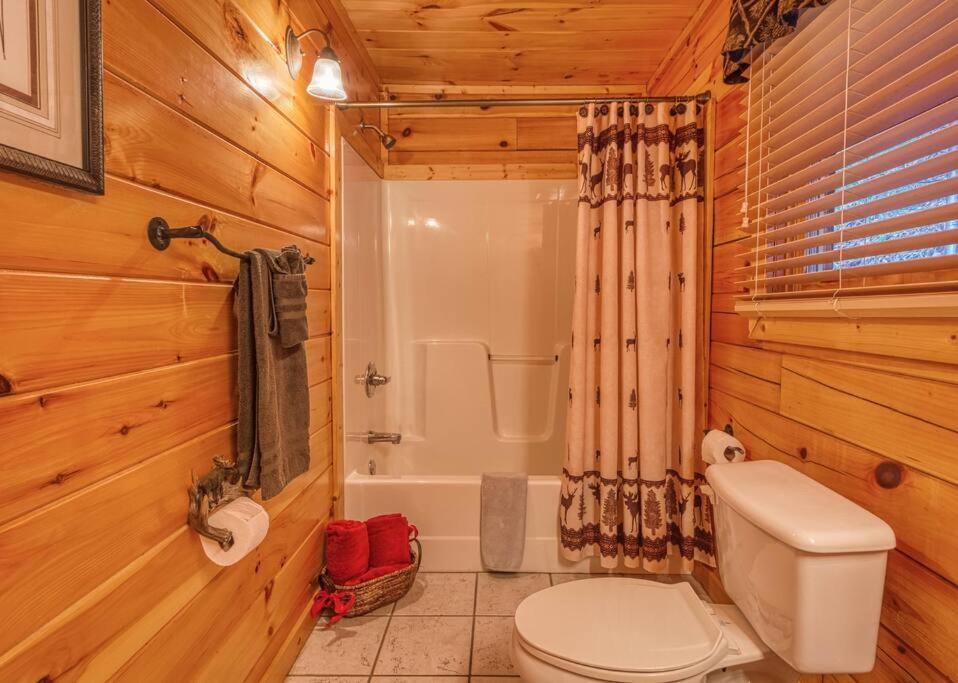 Solid Ground Lodge With Yard! Pigeon Forge Exteriör bild
