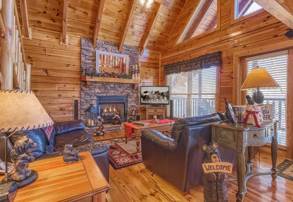 Solid Ground Lodge With Yard! Pigeon Forge Exteriör bild