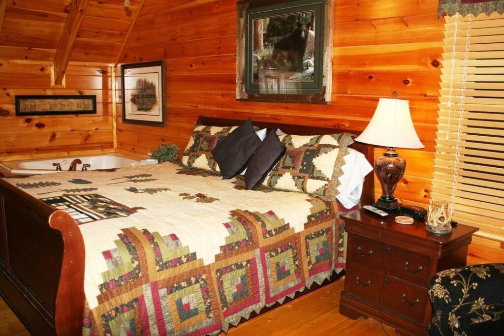 Solid Ground Lodge With Yard! Pigeon Forge Exteriör bild