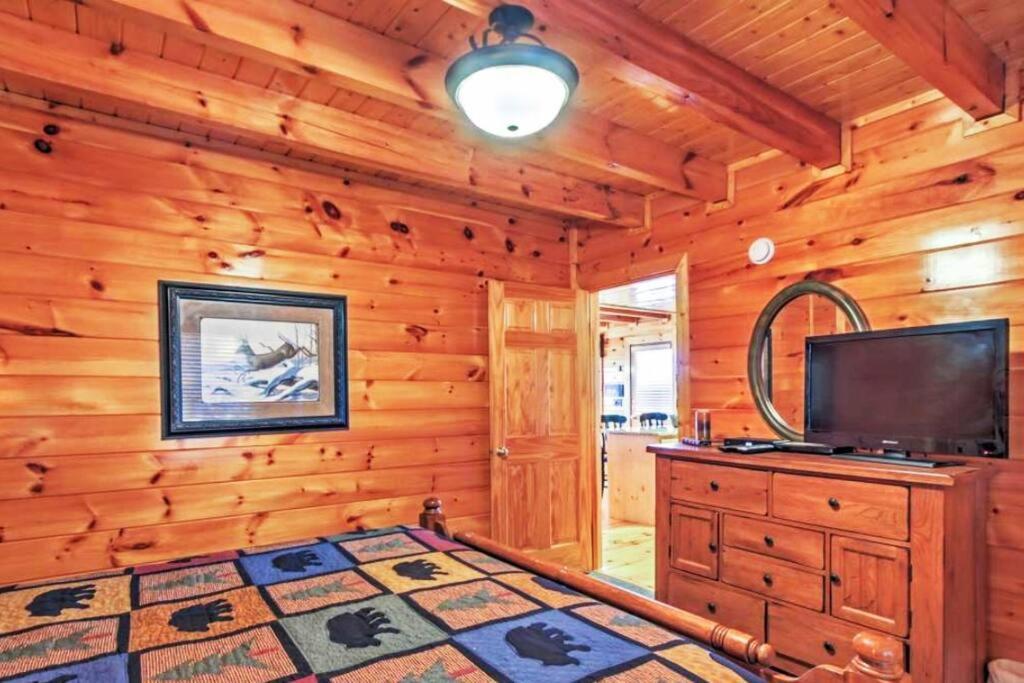 Solid Ground Lodge With Yard! Pigeon Forge Exteriör bild