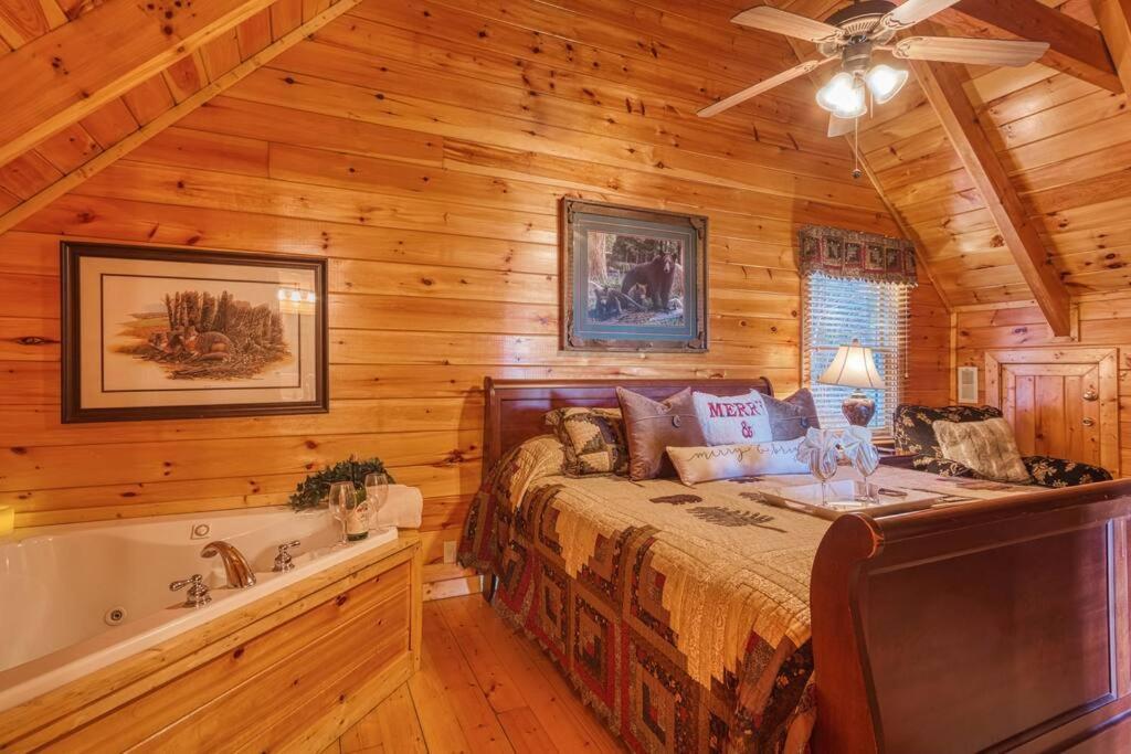 Solid Ground Lodge With Yard! Pigeon Forge Exteriör bild
