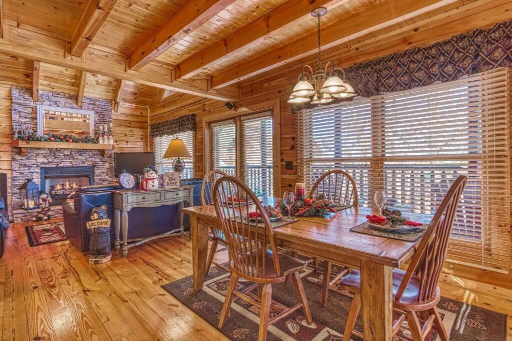 Solid Ground Lodge With Yard! Pigeon Forge Exteriör bild