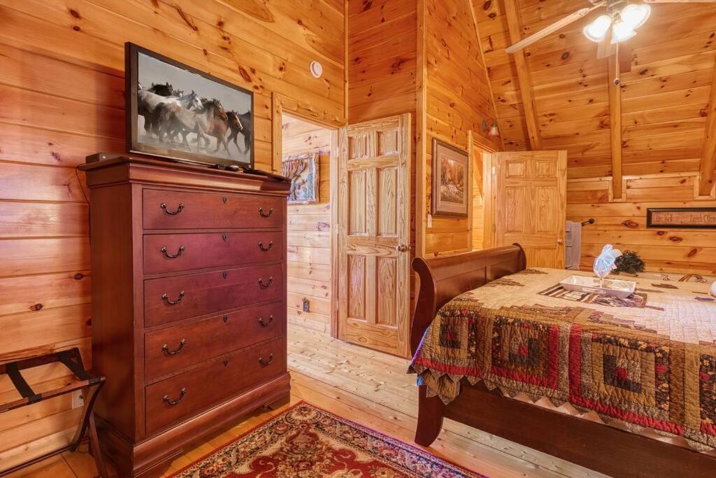 Solid Ground Lodge With Yard! Pigeon Forge Exteriör bild