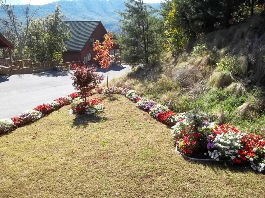Solid Ground Lodge With Yard! Pigeon Forge Exteriör bild