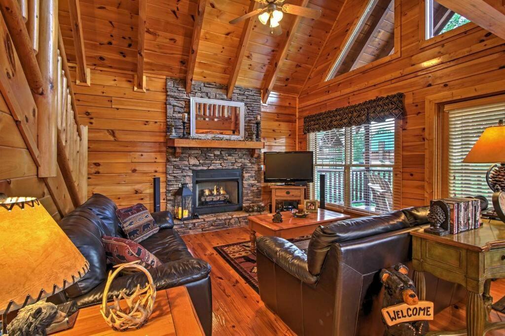 Solid Ground Lodge With Yard! Pigeon Forge Exteriör bild