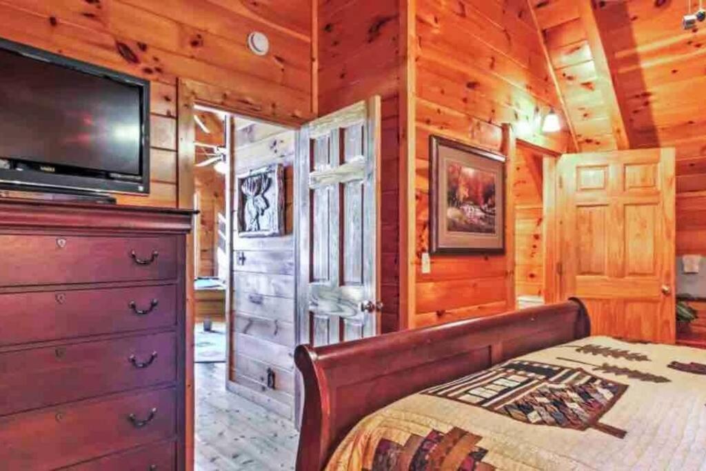Solid Ground Lodge With Yard! Pigeon Forge Exteriör bild