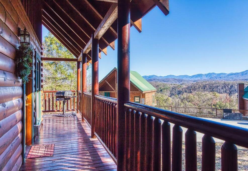 Solid Ground Lodge With Yard! Pigeon Forge Exteriör bild