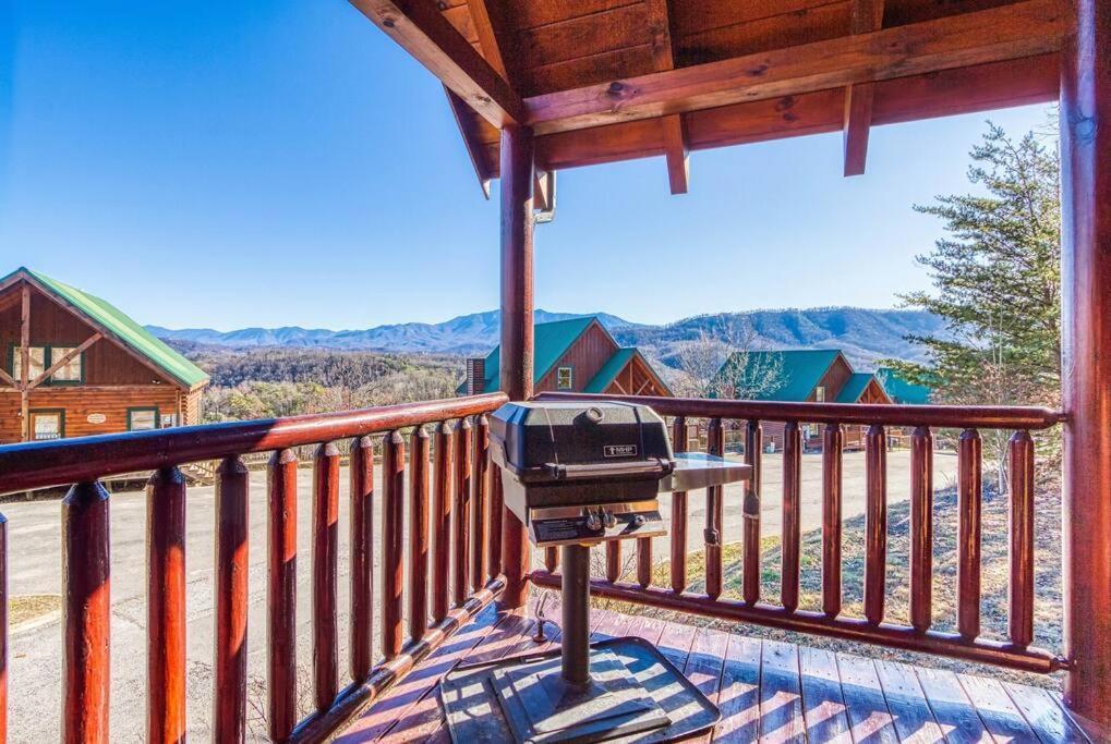 Solid Ground Lodge With Yard! Pigeon Forge Exteriör bild