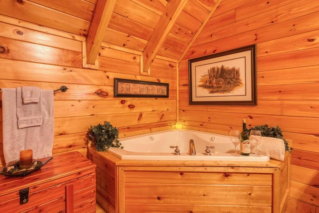 Solid Ground Lodge With Yard! Pigeon Forge Exteriör bild