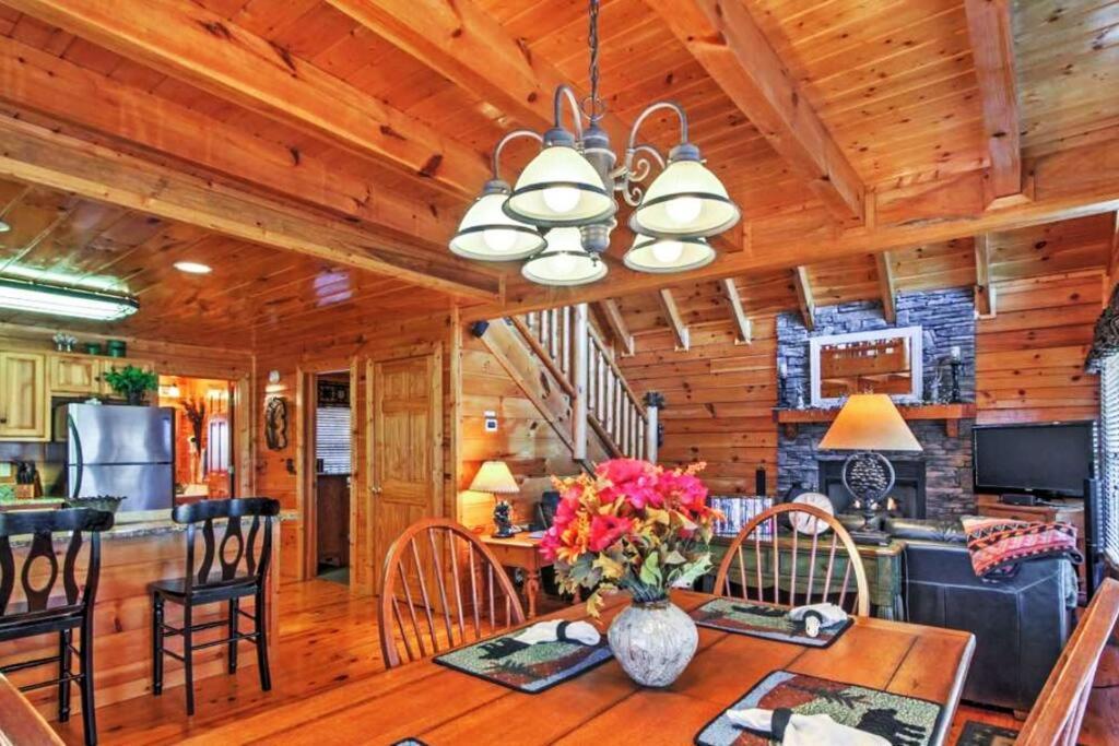 Solid Ground Lodge With Yard! Pigeon Forge Exteriör bild