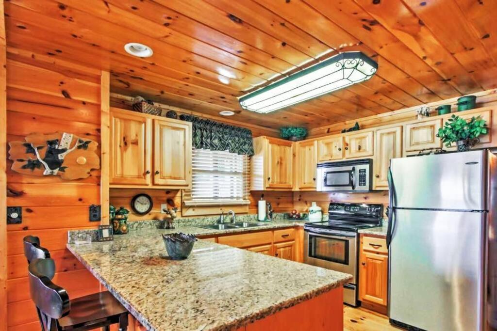 Solid Ground Lodge With Yard! Pigeon Forge Exteriör bild