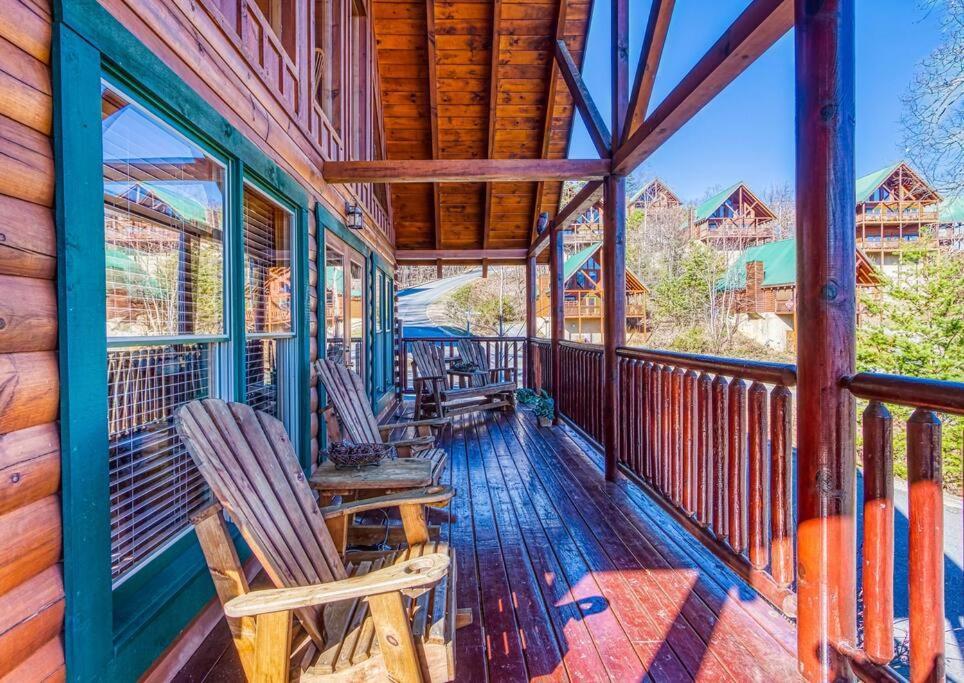 Solid Ground Lodge With Yard! Pigeon Forge Exteriör bild