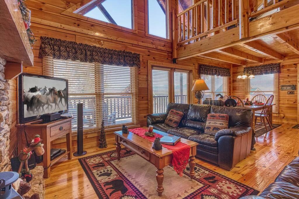 Solid Ground Lodge With Yard! Pigeon Forge Exteriör bild