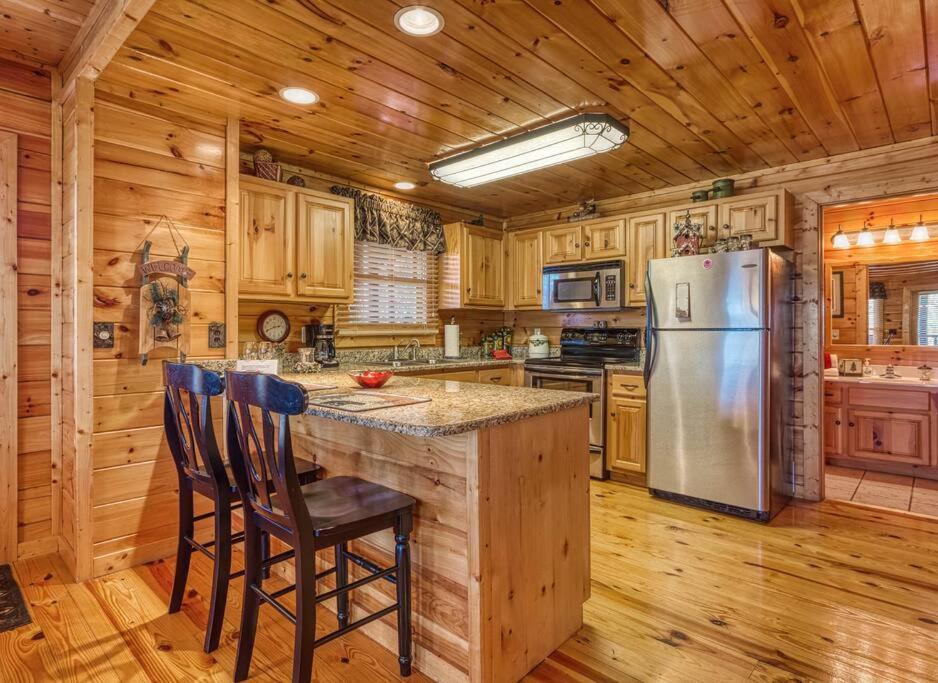 Solid Ground Lodge With Yard! Pigeon Forge Exteriör bild